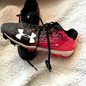 Girls size 6 softball cleats. Barely used grew out of them.